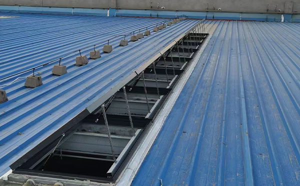 某城市大型商业综合体中庭岐山排烟窗工程